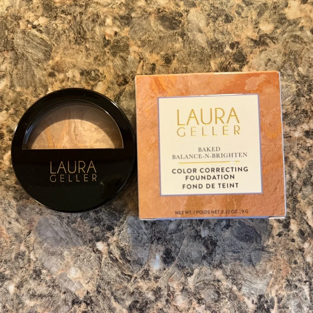 LAURA GELLER Baked Balance-n-Brighten Color Correcting Foundation - Light